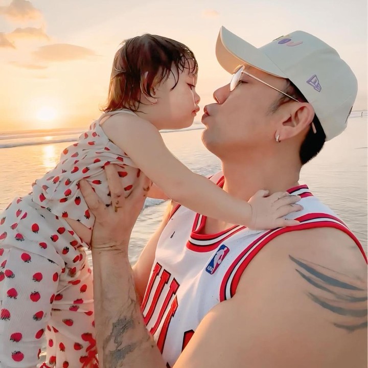 <p>Biel yang belum genap setahun terlihat sangat aktif berlari di pinggir pantai. Biel tampak menikmati waktunya bermain pasir dan air sambil ditemani oleh Ayah dan Bundanya. Denny menuliskan caption yang menyiratkan bahwa perilaku sang putri yang aktif dan suka eksplorasi mirip dengannya dan sang istri. "Masih perlu test DNA gak nih?" tulisnya. (Foto: Instagram @sumargodenny)</p>