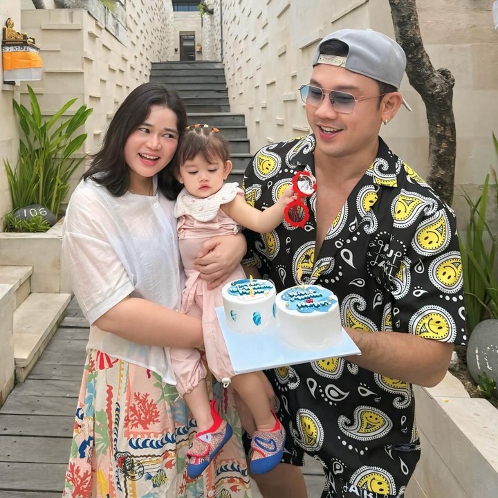 <p>Liburan kali ini tampaknya semakin berkesan karena Denny baru saja merayakan ulang tahun ke-44 tahun pada 11 Oktober. Di momen spesial ulang tahunnya, Oliv dan Biel memberikan kejutan kue ulang tahun. (Foto: Instagram @sumargodenny)</p>