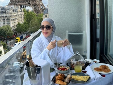 img-title Gofood Rp2 Juta Sehari, Ini 7 Gaya Hedon Erin Taulany Santap Makanan Mewah & Mahal