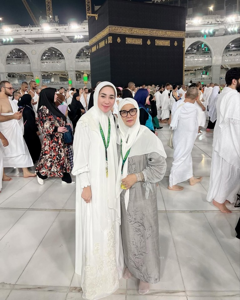 Erin Taulany dan Ibunda Jalani Ibadah Umrah Erin Taulany dan Ibunda Jalani Ibadah Umrah
