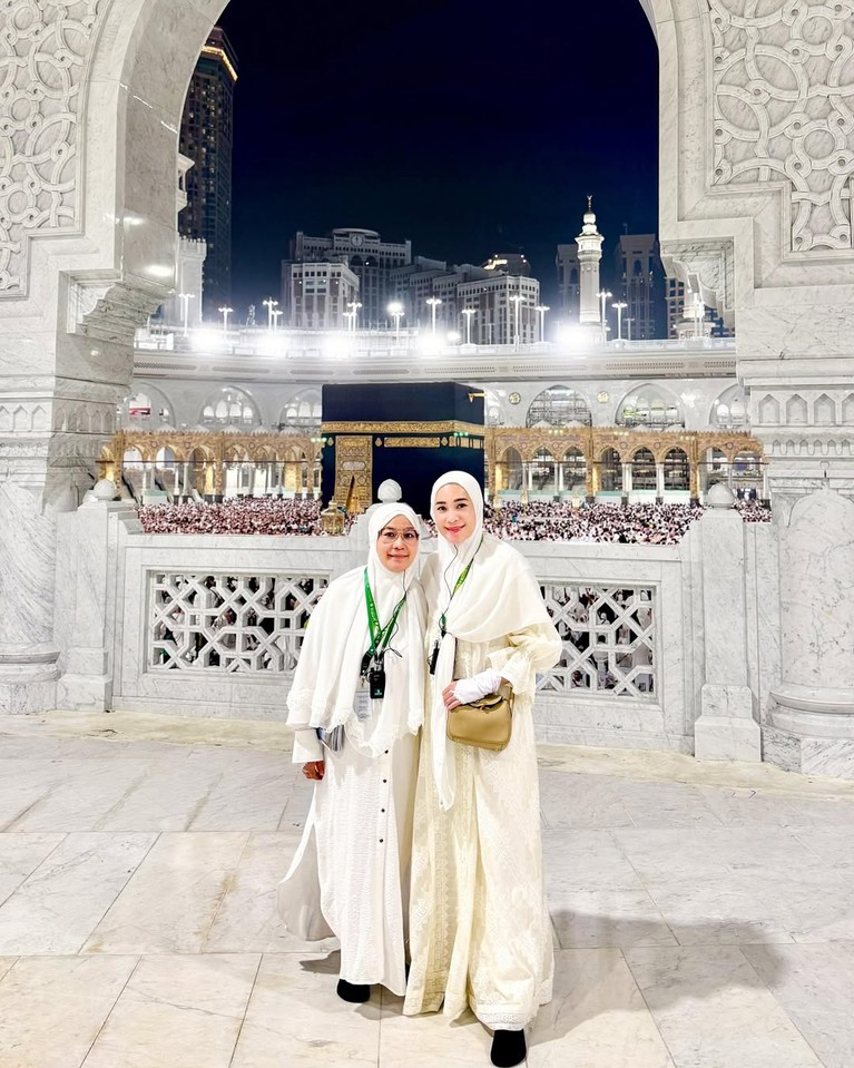 Erin Taulany dan Ibunda Jalani Ibadah Umrah Erin Taulany dan Ibunda Jalani Ibadah Umrah