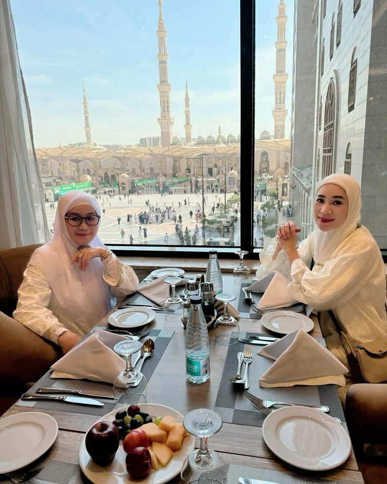 Erin Taulany dan Ibunda Jalani Ibadah Umrah Erin Taulany dan Ibunda Jalani Ibadah Umrah