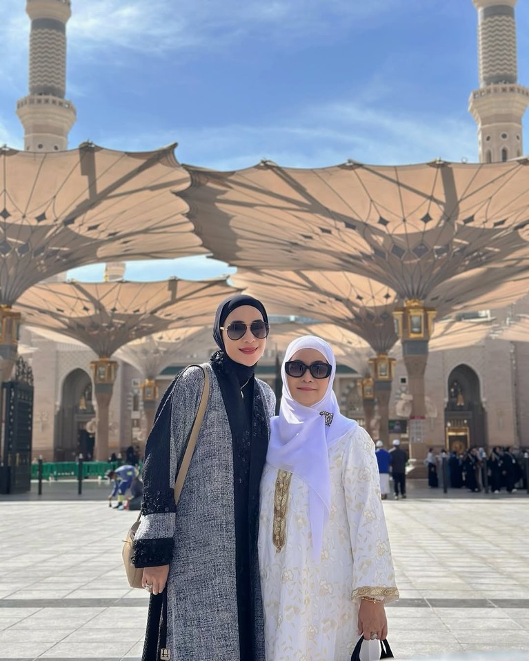 Erin Taulany dan Ibunda Jalani Ibadah Umrah Erin Taulany dan Ibunda Jalani Ibadah Umrah