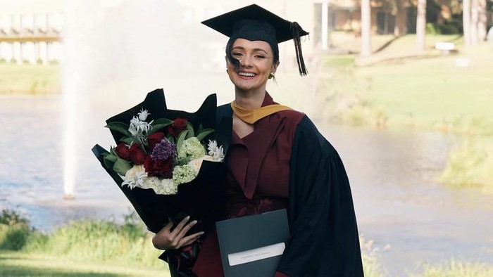 Amanda Rawles Wisuda, 'Slow But Sure' Bukti Bahwa Pertumbuhan Tak Perlu Terburu-Buru