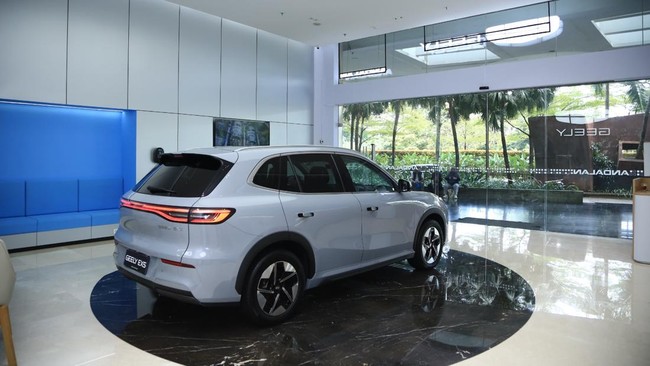 Showroom Geely dibuka di dalam Lippo Mall Kemang, Jakarta, buat menggaet konsumen di pusat perbelanjaan.