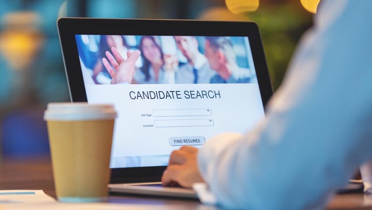 Ilustrasi lowongan kerja Businessman looking at recruitment website on a laptop computer. Candidate search page with job type, resume and location buttons