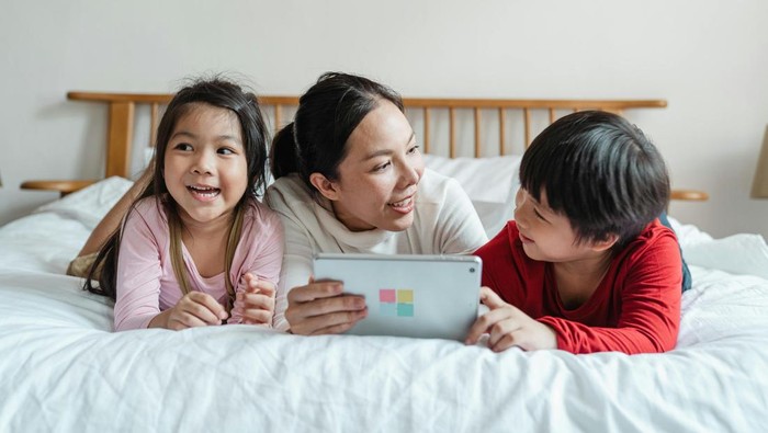 Orang tua memberikan opsi pada anak. Ini akan menumbuhkan rasa keterlibatan dan kontrol pada anak.