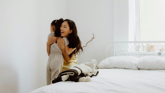 Orang tua meyakinkan anak untuk tetap tenang di kondisi sulit. Ini akan membantu anak menyadari siapa support system mereka.