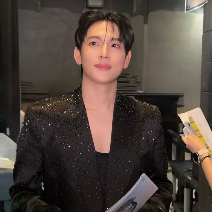 Im Si Wan tengah bekerja sama dengan SM Entertainment untuk album solo pertamanya. SM Entertainment disebut juga akan akan mengawasi seluruh aktivitas musik sang aktor.
