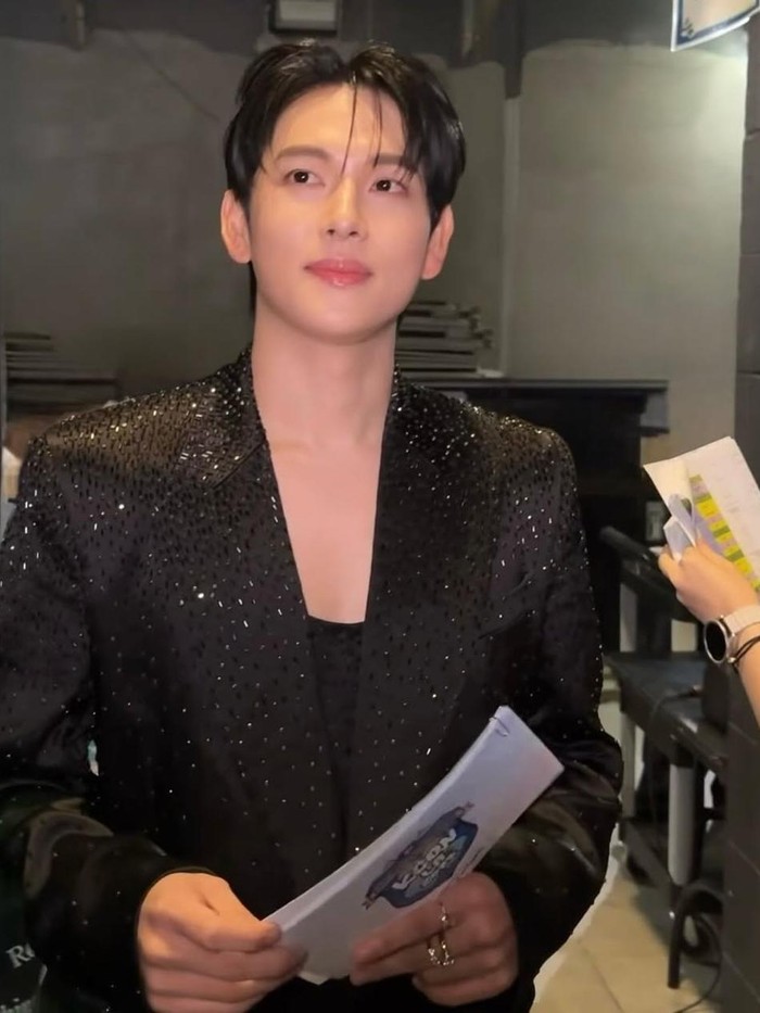 Im Si Wan tengah bekerja sama dengan SM Entertainment untuk album solo pertamanya. SM Entertainment disebut juga akan akan mengawasi seluruh aktivitas musik sang aktor.