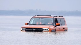 Aksi SUV Hybrid China Berenang Seberangi Sungai 1,4 Km