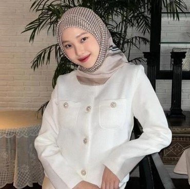 Viral Foto Jule Lepas Hijab dan Pakai Baju Seksi