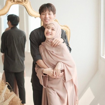 Sama-sama Mualaf, 7 Potret Harmonis Selebgram Jule & Suami Asal Korea Disorot