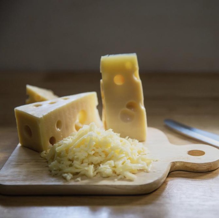 Banyak orang mengira keju mengandung lemak yang tinggi dan tidak cocok dijadikan camilan malam. Nyatanya, keju termasuk camilan malam yang bisa membuat tidurmu lebih nyenyak tanpa harus khawatir tubuh akan semakin gemuk.