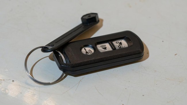 Berapa Biaya Ganti Remot Keyless Motor yang Hilang? Remot Keyless motor bisa saja hilang karena suatu hal, biaya penggantiannya antara Rp400 ribu hingga Rp1 jutaan.
