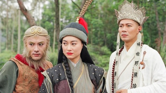 Empat orang di Vietnam mengenakan kostum 'Kera Sakti' dan seolah-olah melakukan perjalanan ke Barat untuk memenuhi wasiat temannya yang sudah wafat.