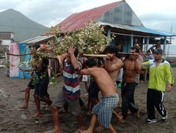Tersambar Petir lalu Jatuh ke Laut, Nelayan di Dompu Tewas Tersambar Petir lalu Jatuh ke Laut, Nelayan di Dompu Tewas