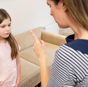 5 Kalimat Orang Tua yang Bisa Menghancurkan Harga Diri Anak, Sadari Sebelum Terlambat!