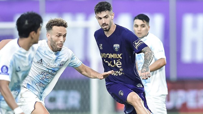 Persita Tangerang mengalahkan PSIM Jogjakarta 4-0 di Super League 2025/2026. Gol Hokky Caraka dianulir di babak pertama.