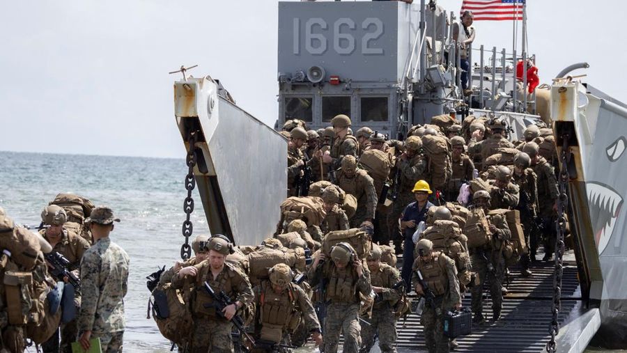 Personel Angkatan Laut AS berpartisipasi dalam latihan di atas kendaraan Light Amphibious Reconnaissance Crafts (LARC) di Arroyo, Puerto Riko, 16 Oktober 2025. Personel Angkatan Laut AS berpartisipasi dalam latihan di atas kendaraan Light Amphibious Reconnaissance Crafts (LARC) di Arroyo, Puerto Riko, 16 Oktober 2025. (REUTERS/Ricardo Arduengo)