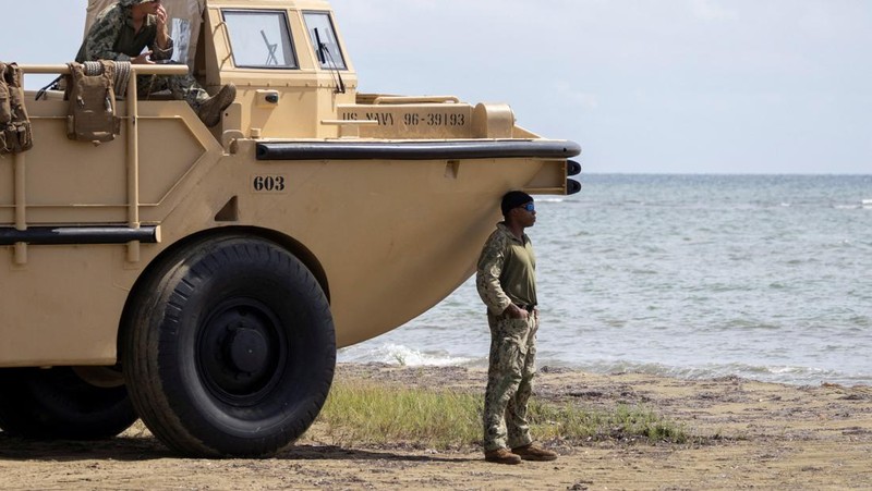 Personel Angkatan Laut AS berpartisipasi dalam latihan di atas kendaraan Light Amphibious Reconnaissance Crafts (LARC) di Arroyo, Puerto Riko, 16 Oktober 2025. Personel Angkatan Laut AS berpartisipasi dalam latihan di atas kendaraan Light Amphibious Reconnaissance Crafts (LARC) di Arroyo, Puerto Riko, 16 Oktober 2025. (REUTERS/Ricardo Arduengo)
