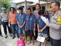 Tak Henti Polisi Gerebek Pengoplos Gas LPG di Cileungsi Tak Henti Polisi Gerebek Pengoplos Gas LPG di Cileungsi