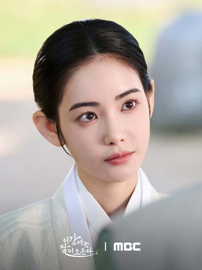 Tampil sebagai karakter Kim Woo Hee di Moon River, aktris Hong Su Zu berperan sebagai perempuan tercantik dan terpintar di seluruh Jeseon yang memiliki takdir sebagai putri bangsawan yang dimanfaatkan oleh keluarganya.