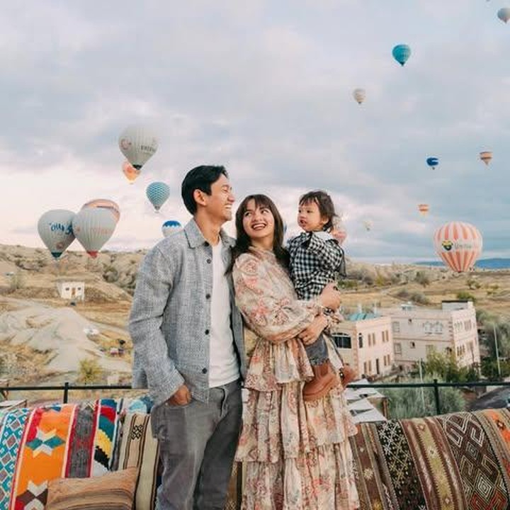 <p>Menilik dari laman Instagramnya, Sabrina dan Belva kerap membagikan momen kebersamaan mereka yang tampak begitu hangat. Baru-baru ini, Sabrina membagikan potret liburannya saat berkunjung ke Cappadocia Turki. (Foto: Instagram @sabrinaanggraini)</p>