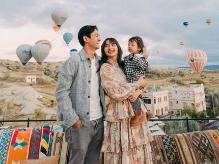 Potret Sabrina Anggraini dan Belva Devara Ajak Launa Saksikan Keindahan Balon di Cappadocia Turki