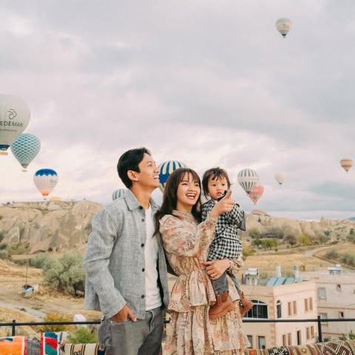 <p>Cappadocia memang dikenal sebagai tempat wisata untuk memanjakan mata, Bunda. Di sana, terkenal dengan balon udara yang berwarna-warni. Dalam unggahannya, Sabrina mengungkapkan rasa&nbsp;bahagianya karena bisa melihat keindahan tersebut bersama Si Kecil.&nbsp;(Foto: Instagram @sabrinaanggraini)</p>