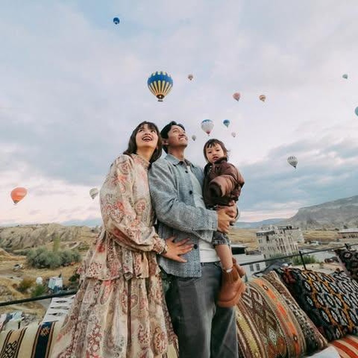 <p>&ldquo;Kali ini sama Si Kecil yaa liat balon udaranyaa saat <em>sunrise</em>...walau balon-balonnya cantik banget, Cappadocia <em>it&rsquo;s my dream mas</em>, tapi karena sama Si Kecil otomatis mau foto di <em>slide</em> 2 HAHA,&rdquo; tulis Sabrina melalui Instagramnya. (Foto: Instagram @sabrinaanggraini)</p>