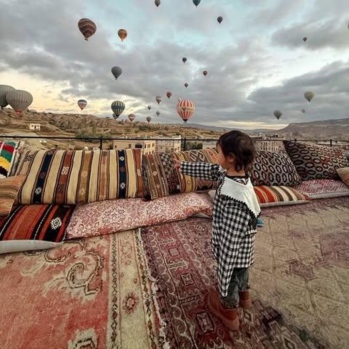 <p>Meski usianya kini baru menginjak satu tahun, Launa tampaknya sangat menikmati liburannya di Turki. Dalam salah satu potret yang dibagikan, Si Kecil ini terlihat antusias melihat balon udara raksasa di Cappadocia. (Foto: Instagram @sabrinaanggraini)</p>