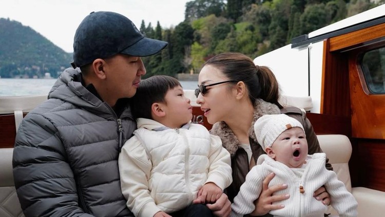 Potret Terbaru Keluarga Nikita Willy dan Indra Priawan