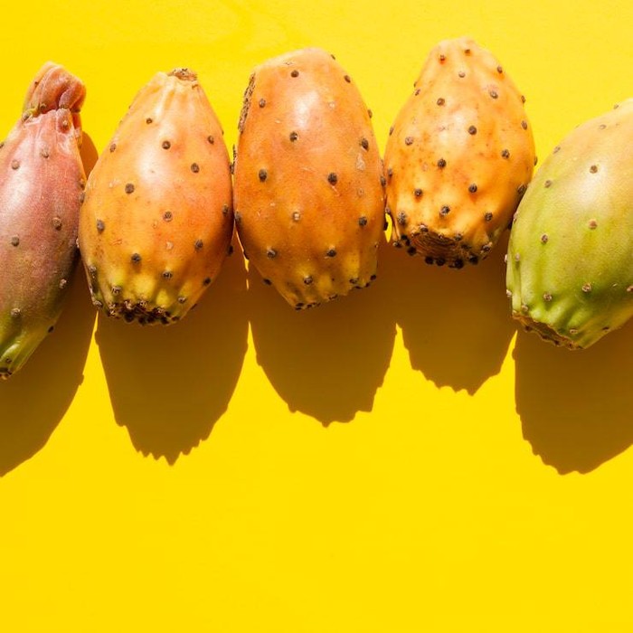 Prickly Pear merupakan buah dari kaktus jenis Opuntia yang bentuknya oval dan permukaannya memiliki duri halus kecil.

Dalam bahasa Indonesia, Prickly Pear disebut dengan buah kaktus. Warna buahnya bervariasi mulai dari hijau, kuning, oranye, hingga merah sedikit keunguan tergantung pada tingkat kematangannya.