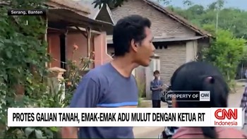 VIDEO: Protes Galian Tanah, Emak-emak Adu Mulut dengan Ketua RT