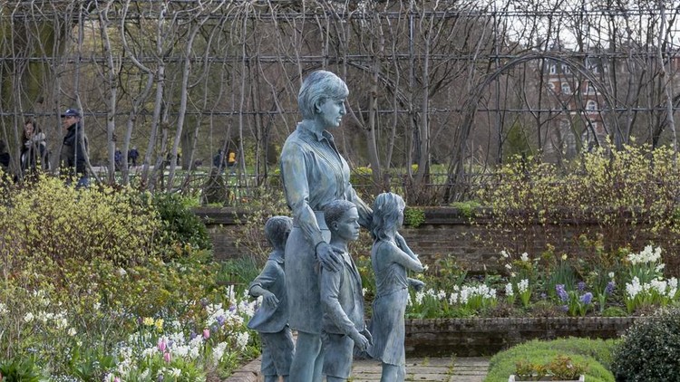 Putri Diana Princess of Wales Memorial Garden in Kensington Palace. London London, UK - March 23, 2024 : Remembering Diana Princess of Wales Memorial Garden in Kensington Palace. London. UK.