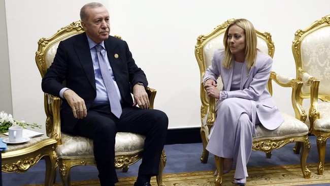Momen Erdogan Tantang PM Italia Meloni Setop Merokok, Ini Jawabannya PM Italia, Giorgia Meloni, menjadi sorotan usai candaannya dinilai berlebihan usai Presiden Turki Recep Tayyip Erdogan mengingatkan dirinya untuk setop merokok.