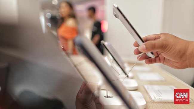 Pasar smartphone global diprediksi tumbuh 2% YoY pada 2025, dengan Apple memimpin pangsa pasar 20%. Pertumbuhan didorong oleh premiumisasi dan adopsi 5G.