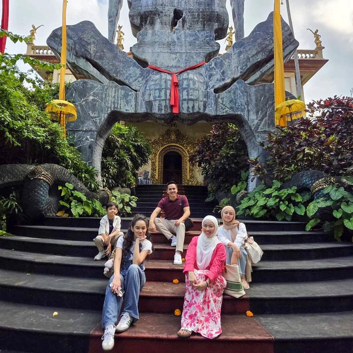 <p>Hingga saat ini, Rio masih disibukkan dengan pekerjaan di dunia akting. Namun di tengah kesibukannya, Rio tetap menyempatkan diri untuk <em>quality time</em> bersama keluarga. Belum lama ini, Rio mengajak keluarganya liburan ke Bali, Bunda. Selain berama anak-anak, Rio juga sering <em>quality time</em> bersama sang istri dengan <em>touring</em> motor. (Foto: Instagram @rio.stokhorst)</p>