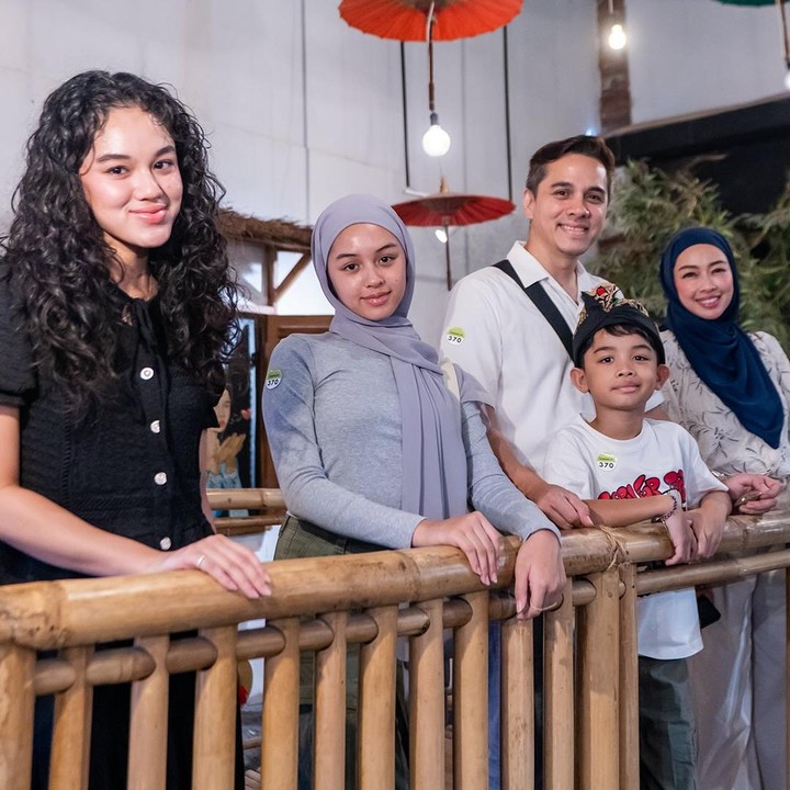 <p>Dalam beberapa kesempatan, Rio juga menunjukkan kekompakannya dengan istri dan anak dengan membuat konten bersama. Beberapa waktu lalu, pria kelahiran Singkawang, Kalimantan Barat ini mengajak istri dan ketiga anaknya membuat konten <em>velocity</em> di TikTok. (Foto: Instagram @rio.stokhorst)</p>