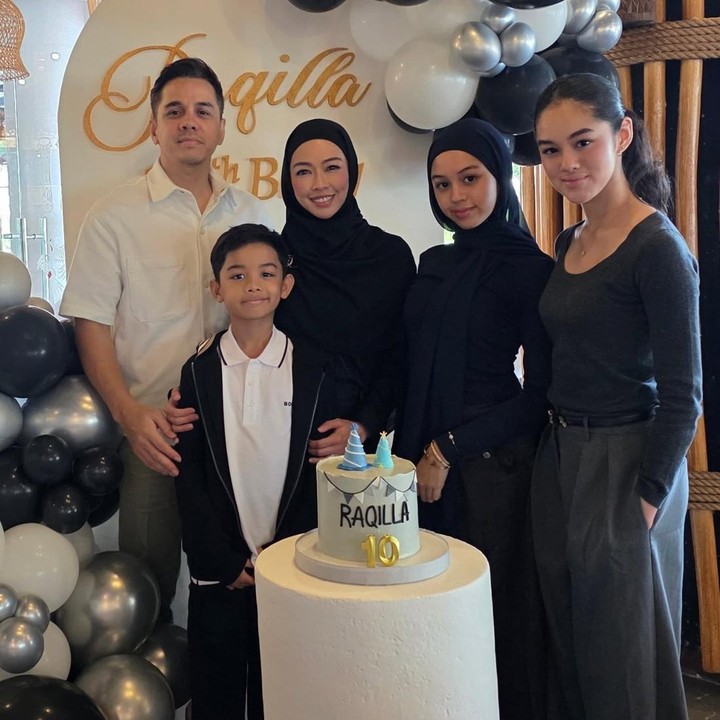 <p>Rio terbilang sering membagikan momen kebersamaannya dengan istri dan ketiga anak. Baru-baru ini, Rio dan istri mengunggah potret saat merayakan ulang tahun sang putra Raqilla yang ke-10. Dalam potret ini, Rio bersama istri dan ketiga anaknya kompak mengenakan baju bernuansa hitam putih. "<em>Allahumma Barik</em>. Merayakan ulang tahun Raqilla bersama teman-teman dekatnya. Terima kasih atas kedatangan teman-teman, bibi, dan paman," tulis istri Rio di Instagram. (Foto: Instagram @rio.stokhorst)</p>