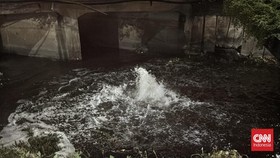 Semburan Berbau Gas Muncul di Sungai Rungkut Surabaya, PGN Investigasi