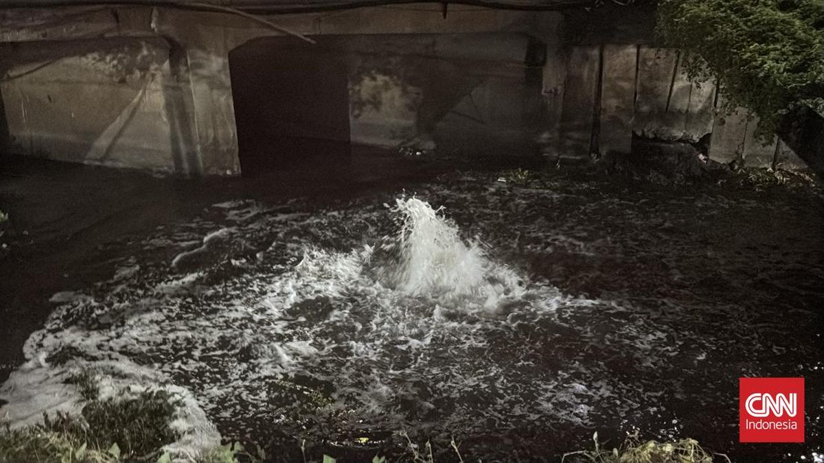 Semburan Berbau Gas Muncul di Sungai Rungkut Surabaya, PGN Investigasi
