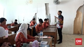 Sekolah Terancam Ambruk, Murid SMA di Makassar Belajar di Musala