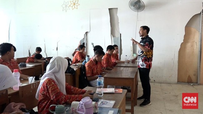 Siswa SMAN 23 Makassar terpaksa belajar di musala saat hujan karena atap bocor dan khawatir atap gedung sekolah ambruk.