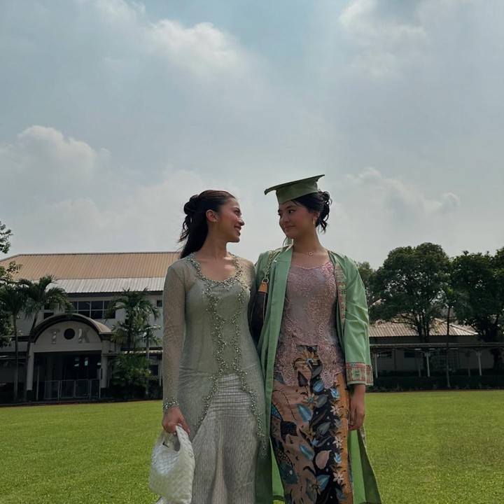 <p>Alaia baru saja memasuki jenjang SMA, Bunda. Pada Juni lalu, Alaia lulus SMP. Tyna sempat mengunggah fotonya bersama sang putri di hari kelulusan. Bunda dua anak ini mengaku bangga dengan pencapaian putrinya di bidang pendidikan. "Aku beneran bangga ngeliat Alaia lulus SMP karena aku tau kita pernah ngelewatin masa2 terberat kita, tapi kita ga nyerah. Alaia ga pernah menyerah, <em>that&rsquo;s why</em> kata &lsquo;bangga&rsquo; akan selalu tertutur dari aku, untuk anak2 ku," tulis Tyna. (Foto: Instagram @tynadwijayanti)</p>