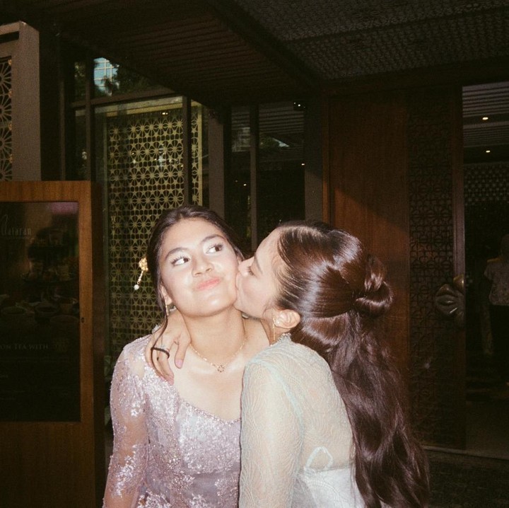 <p>Tyna sering membagikan potret kebersamaannya dengan Alaia di Instagram. Ibu dan anak ini dikenal sangat dekat, Bunda. Tak hanya itu, banyak netizen menyebut Tyna dan Alaia lebih mirip kakak-adik karena kekompakan keduanya. "lucuu bgt kaya <em>siblingsss</em>," tulis akun @br***. "Lebih kaya kakak adik loh ihhhh," ujar @ri***. "Adik kakak sih," ungkap akun @re***. (Foto: Instagram @tynadwijayanti)</p>