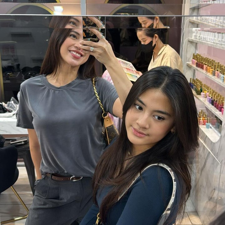 <p>Alaia lahir pada 27 Februari 2010, Bunda. Baru-baru ini, video Alaia yang sedang menonton pertandingan basket viral di media sosial. Remaja bernama lengkap Alaia Lavmintikana Mirdad menjadi viral lantaran paras cantiknya saat menonton pertandingan bikin pangling netizen. (Foto: Instagram @tynadwijayanti)</p>