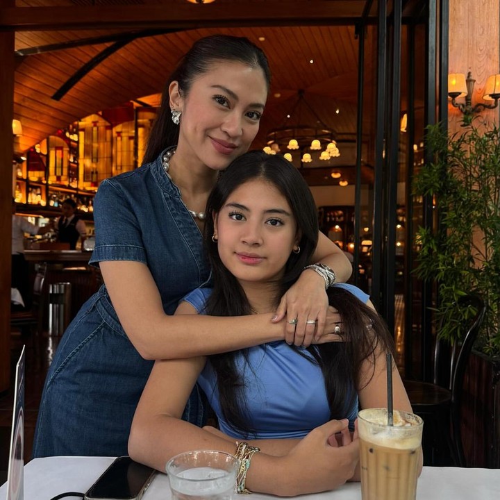 <p>Memiliki paras cantik dan manis bak model tampaknya belum membuat Alaia ingin terjun ke dunia hiburan mengikuti jejak keluarga ayahnya. Meski begitu, Alaia sudah cukup populer karena potretnya sering dibagikan sang Bunda di media sosial. Tak hanya itu, Alaia juga memiliki akun Instagram&nbsp;yang pengikutnya sudah mencapai lebih dari 100 ribu. (Foto: Instagram @tynadwijayanti)</p>
