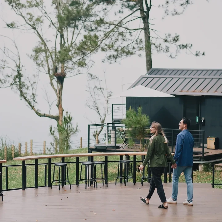 <p>Pria 44 tahun ini juga berharap agar hubungannya dengan sang istri langgeng dan semakin kuat. &ldquo;Di <em>wedding anniversary</em> ini, doa gue sederhana, semoga keluarga kecil gue terus diberkati Tuhan, kami makin sabar, makin kuat, dan selalu mengandalkan Yesus di setiap langkah,&rdquo; tuturnya.&nbsp;(Foto: Instagram@vjdaniel)</p>